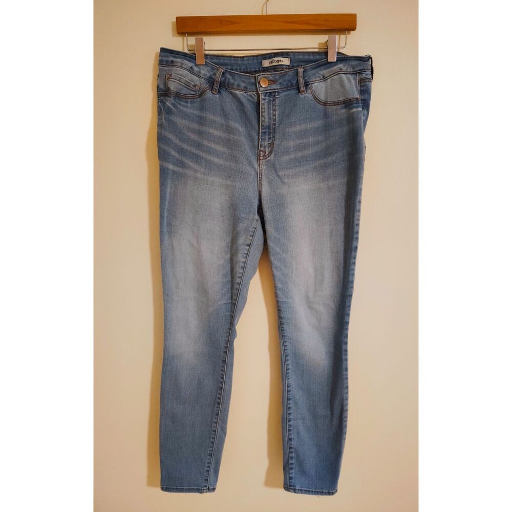 Refuge+ Women's Light Wash Slim Leg Jeans Blue Denim Stretch Y2K Indie Sleaze